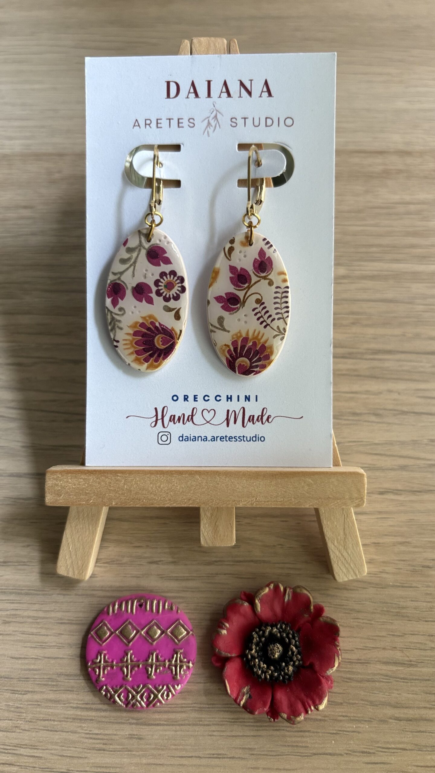 Collezione di orecchini artigianali Daiana Studio: ovali floreali, geometrici e fiore rosso